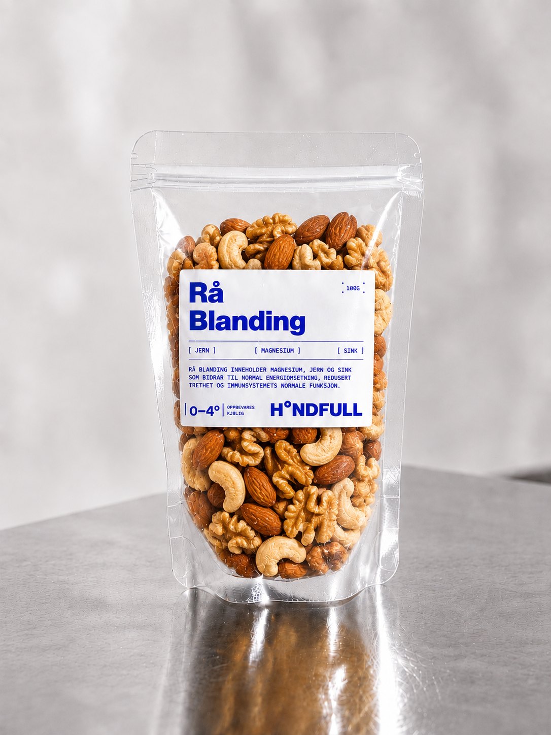 Rå blanding på et stålbord