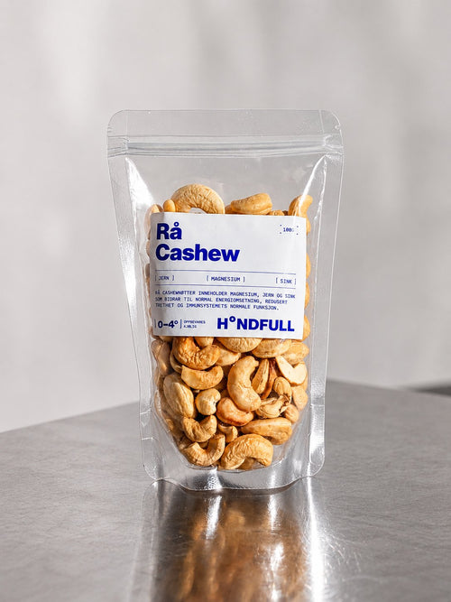 Rå Cashewnøtter på et stålbord