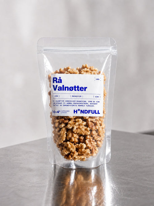 Rå Valnøtter på et stålbord