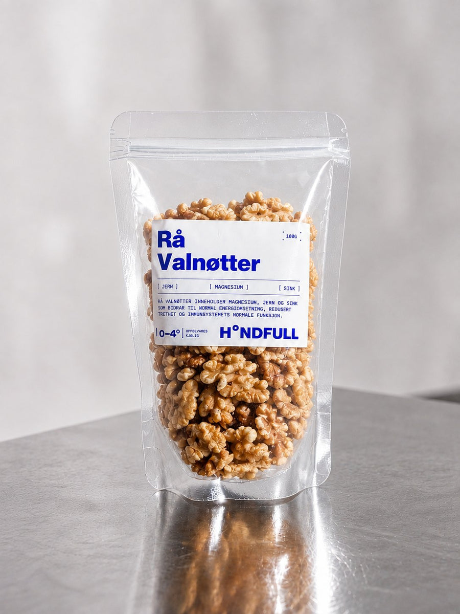 Rå Valnøtter på et stålbord