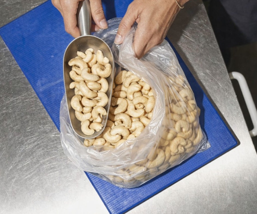 Cashewnøtter fylles i pose